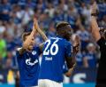 Bild: Federico Gambarini
Die Schalker Guido Burgstaller und Salif Sané forderten bei Schiedsrichter Marco Fritz (l-r) ein Handspiel.