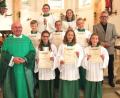 Bild: es
Die Oberministrantinnen Leonie Reng und Maxima Pongratz (hinten von rechts) hatten Resi Eckl, Laureen Hammer, Katharina Götz (vorne, von rechts) und Emma Zitzmann, Sarah Liebl u nd Maximilian Schönberger (zweite Reihe, von rechts) auf den Ministrantendienst vorbereitet und als neue Messdiener aufgenommen. Dazu gratulierte ihnen Pfarrer Wilhelm Bauer (links) und Kirchenpfleger Hans Maier (zweite Reihe, rechts).