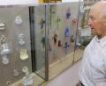 Bild: mab
Franz Schieder hat die Ausstellung im Turm der Alten Pfarrkirche mit einer Sonderausstellung über Weihwasserkessel bereichert.