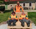 Bild: exb
Ausruhen unter Aufsicht des Chefs: Forstbetriebsleiter Winfried Pfahler (Mitte) und die Forstwirte Thomas Kohl (links) und Reinhold Busch testen die neue Wellness-Liege im Staatsforst bei Neuhaus.