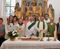 Bild: twg
Große Verabschiedung in Riglasreuth: von links Kirchenpflegerin Walburga Heinl, Lena Greger, Veronika Dumler, Sarah Philipp, Pfarrgemeinderatssprecherin Irene Ritter, Diakon Harald Schraml, Pfarrer Josef Waleszczuk, Jan Staufer, Pfarrer Hans Riedl und Mesner Walter Pirner