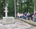 Bild: ubb
Ein großer Altarstein mit einem steinernen Kreuz zeugt heute von dem einstigen Gründungsort.