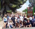 Bild: oe
Der Ort Moshav Mevo Modi´im in Israel ist in diesem Jahr fast vollständig niedergebrannt. Die Baumspende vom Gartenbauverein Ammerthal hat deshalb großen Symbolwert. Dorfsprecherin Nechama Silver (Zweite von rechts) dankt den Mitgliedern.