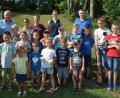Bild: jr
Eine Gaudi-Olympiade organisierte der Schützenverein „Lindenzweig“ in Großensees, 15 Kinder nahmen teil. Die beiden Klassensieger wurden mit Pokalen geehrt, der Rest erhielt Sachpreise. Mit dabei waren (im Hintergrund, von links) Bürgermeister Johann Burger, Jugendbeauftragte Tanja Wettinger, die Jugendleiter Josef Haberkorn und Christine Gradl sowie Schützen-Vorsitzender Helmut Kipferl.