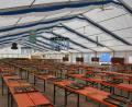 Bild: ens
Bis Dienstag in der Früh um 2 Uhr noch Partyzone, jetzt Arbeitsbereich der Helfer. Auf dem Festgelände in Oberndorf ist wieder Ruhe eingekehrt. Heute bauen die Burschen vom Cylinderclub noch den Rest ab, dann verschwindet auch das riesige Zelt.