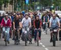 Bild: Frank Rumpenhorst/dpa
Ein große Gruppe Radfahrer fährt gemeinsam entlang einer Straße am Rande der Innenstadt. Sie sind Teil der Aktion "Critical Mass" (Kritische Masse), die es so in vielen Städten der Welt gibt. Eine größere Gruppe Radfahrer, die sich scheinbar zufällig treffen und ein paar Stunden gemeinsam durch die Stadt rollen. Sie wollen auf ihre Rolle als Verkehrsteilnehmer aufmerksam machen und gegen die Dominanz des motorisierten Verkehrs in den Städten protestieren.