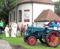 Archivbild: lep
Fahrzeuge der Marken Fendt, Deutz, Lanz, MAN, Güldner und Hanomag reihten sich schon 2017 um den Freialtar der Bergkirche und boten einen schönen Anblick. Am Sonntag, 1. September, laden die Oldtimerfreunde zur dritten Sternfahrt nach Kirchenthumbach ein.
