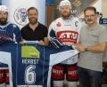 Bild: exb
Freude bei Sponsoring-Leiterin Alexandra Schröpf (von links), Spieler Barry Noe, Stefan Ziegler von der Ziegler-Group, Kapitän Ralf Herbst und Franz Vodermeier, Geschäftsführer der Spielbetriebs-GmbH.