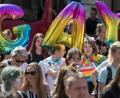 Bild: dpa/Jens-Ulrich Koch
Marschieren unter dem Regenbogen, der für die Vielfalt steht: Vor wenigen Tagen liefen Menschen beim Christopher Street Day durch das thüringische Erfurt (Bild), am Samstag organisiert die Gruppe Kunterbunt in Amberg den ersten Christopher Street Day.