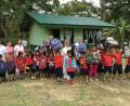 Bild: privat
Erste bis vierte Klasse in nur einem Raum: Die Grundschule in einer entlegenen Provinz in Bohol ist vom Staat vergessen worden. Für die Erweiterung inklusive neuer Sanitärverhältnisse sorgt jetzt die Projekthilfe Luppa. Sie hat den Kindern auch neue Schultaschen und Hefte spendiert, damit sie sich anstrengen, mit Bildung dem Teufelskreis der Armut zu entfliehen.