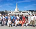Bild: fvo
Die Pilgergruppe in Fatima. Die geistliche Leitung hatten Diakon Janusz Szubartowicz (kniend links) und den polnischen Geistlichen Pater Rafal Burnicki (kniend Dritter von links) übernommen.
