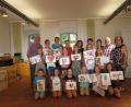 Bild: ubb
Zur Erinnerung an den schönen Kunstnachmittag stellten sich die Kinder mit den Künstlern am Ende zu einem Gruppenfoto zusammen.