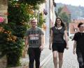 Bild: Petra Hartl
Durch die Fronfest- Richtung Mühlgasse wird – wie hier Phillip, Johanna und Charlie (von links) – der Demonstrationszug zum ersten Amberger Christopher-Street-Day ziehen, den das Trio maßgeblich mit auf die Beine gestellt hat.