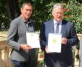Bild: exb
Reinhard Graf (links) mit Landrat Richard Reisinger.