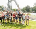 Bild: Lukas Meister
Die Jungreporterinnen Elisa, Anna-Maria, Martina, Mila, Hannah, Laura, Selina, Mona, Yvonne, Sarah, Klara und Fiona (von links) erkunden mit den NT-Reportern Beate Luber und Tobias Gräf das Schätzlerbad. Schwimmverein-Vorsitzende Ilona Forster (Siebte von links) liefert den Stoff für die besten Reportagen.