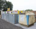 Bild: Gabi Schönberger
Auf dem neuen Containerstellplatz können die Neustädter Flaschen, Papier und Dosen abgeben. Gelbe Säcke, wie rechts im Bild, sind hier nicht erlaubt.