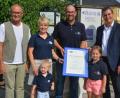 Bild: jr
Mit einer Ehrenurkunde gratulierte die IHK der Firma Weck zum 130-jährigen Bestehen. Im Bild Florian Rieder (rechts) von der IHK-Geschäftsstelle Weiden mit Eberhard Kirchner sowie Carmen und Johannes Kirchner (von links) und deren Töchter Constanze (links) und Charlotte.