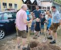 Bild: edo
„Da ist das Ding!“ Dank des Einsatzes der beiden „Ehren-Kirwa-Burschen“ Gerd Retzer (links) und Werner Meier (rechts) wurde die Vorbacher Kirwa pünktlich aus ihrem Versteck vor dem Gemeindezentrum geholt.
