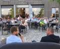 Bild: ubb
Zahlreiche Interessierte lauschten auf der Terrasse des Seenarios den Erzählungen von Stefan Zant (links neben Huberth Rosner).