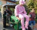Bild: hai
In Zeulenreuth ist die Kirwa-Sau durchs Dorf getrieben.