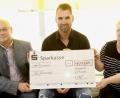 Bild: Hirsch
Der sportliche Leiter des TV Wackersdorf, Markus Ellert (Mitte) überreichte den Vertretern der Tafel, Karin Seidl (rechts) und Wolfgang Reiner (links), einen Scheck über 4000 Euro.