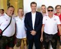 Bild: lst
Ministerpräsident Markus Söder (Dritter von links) stellte sich mit den Mitgliedern des FCB-Fanclubs Wildenau zum Gruppenfoto. Von links Marcus Fritsch, Bernhard Weber, Johannes Suttner, Hans-Jürgen Sperrer, Werner Beyerl und Mario Schieder.