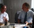 Bild: hka
Zwei leidenschaftliche Kämpfer für den Erhalt der Krankenhäuser im ländlichen Raum: Dr. Rainer Hoffmann, der Initiator der Unterschriftenaktion (links) und Klaus Emmerich, Vorstand der Krankenhäuser in Sulzbach-Rosenberg und Auerbach.
