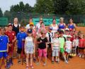 Bild: du
Hoffnungsvolle Talente für den "weißen Sport" sind bei der Ferienaktion der SpVgg-Tennisabteilung unter den 30 Kindern zu sehen. Sie werden von sechs Helferinnen unter der Leitung von Franziska Hammer (hinten, Dritte von rechts) betreut.