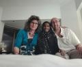Bild: privat
Nada posiert für ihre Pflegeeltern Stefanie und Hans Weiß mit dem in ihrer Heimat üblichen Kopftuch.