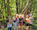 Bild: hl
Elisabeth Zintl zeigte den Kindern ein besonderes Stück Natur.