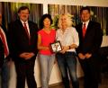 Bild: arw
Geschäftsführer Sandro Galitzdörfer, Martina Leithenmeyer, Dr. Gudrun Graf, Peter Lischka und Andreas Scheuner (von rechts) freuten sich über die gelungen Bilder auch an der Wand.