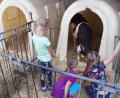 Bild: exb
Kuscheln mit den Kälbern: Das gefällt den kleinen Besuchern.