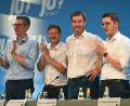 Bild: Nicolas Armer/dpa
Markus Söder (CSU, Mitte), Ministerpräsident von Bayern, steht nach seiner Rede mit durchgeschwitztem Hemd auf der Bühne und streckt aufgrund der warmen Temperaturen die Zunge heraus. Neben Söder stehen auf der Bühne stehen Markus Blume (von links), Generalsekretär der CSU , der scheidende JU-Landeschef Hans Reichhart, der als kommender JU-Landeschef nominierte Europaparlamentarier Christian Doleschal und Landtagsmitglied Stephan Ötzinger.