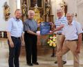 Bild: prh
Kirchenpfleger Michael Kippes, Stadtpfarrer Josef Häring, Organisator Bertram Erhardt und Verwaltungsmitglied Bernhard Uhl (von links) präsentieren das Plakat des Salzburger Bergadvents, der am 21.12. mit österreichischen Volksmusikgruppen in der Stadtpfarrkirche organisiert wird.