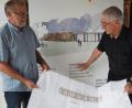 Bild: bl
Bürgermeister Hans Graßl und Architekt Michael Steidl (rechts) sind gespannt auf den Kindergarten-Neubau (Skizze im Hintergrund) mit Holzelementen, die sich wie Legoteile ganz schnell zusammenfügen lassen.