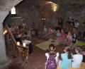 Bild: sl
Das Burgfräulein zieht im Rittersaal die Kinder in seinen Bann.