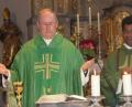 Bild: wro
Pfarrer Markus Nees (links) und Pater Charles John Porimattahil feierten den ersten Gottesdienst gemeinsam.