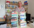 Bild: bph
Elfriede Jauernig, Leiterin der Pfarrbücherei, hält im Träsch-Haus einen ganzen Stapel neuer Bücher bereit.