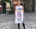 Bild: Würth, Wolfgang
André Preece demonstriert vor dem Verwaltungsgericht in Regensburg. Weil dort eine Richterin zweifel an seiner Homosexualität äußerte und deswegen den Preeces Asylantrag ablehnte, ist der Russe seit MIttwoch im Hungerstreikt.