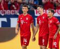 Bild: Guido KirchnerDpa
Die Bayern-Neuzugänge Philippe Coutinho (rechts) und Ivan Perisic (links) mit Robert Lewandowski.