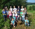 Bild: gi
Das Kartoffelklauben macht den Kindern der Ferienbetreuung großen Spaß. Dabei gibt es auf dem Feld allerhand zu entdecken.