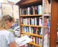 Bild: Thomas Dobler
Der Bücherschrank auf dem Schwandorfer Marktplatz hat kürzlich sein "Einjähriges" gefeiert. Er wird gut frequentiert und wer Lust hat am Stöbern, wird mit ziemlicher Sicherheit etwas Passendes finden.