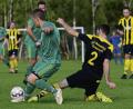 Bild: ham
Alexander Kirchberger von den Sportfreunden (Nummer 2) und FC-OVI-Teunz-Spieler Manuel Löffelmann im Zweikampf. Der FC hat nach der 3:4-Niederlage nun schon fünf Punkte Rückstand auf die SG Schönthal-Premeischl.