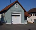 Bild: fla
Das Spielberger Feuerwehrgerätehaus ist nicht für ein Fahrzeug ausgelegt, deshalb haben die Floriansjünger einen Antrag auf Anschaffung eines neuen Tragkraftspritzenanhängers gestellt - Fördermittel gibt es allerdings nur bei "normgerechter" Ausschreibung.