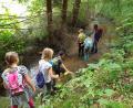 Bild: exb/Susanne Götte
Wer war denn da unterwegs? Die Kinder untersuchten die Tierspuren am Ufer des Schilterbachs. Leider konnte nicht herausgefunden werden, wer der Verursacher war.