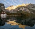 Bild: Lino Mirgeler/dpa
Die Kapelle Sankt Bartolomä am Königssee vor dem Watzmann, der von der Morgensonne angestrahlt wird. Auf dem Watzmann ist ein Bergsteiger aus Regensburg tödlich verunglückt.