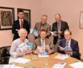 Bild: Gabi Schönberger
Das neue Adressbuch inklusive Neubürgerbroschüre stellen vor (vorne, von links) Nicole Hammerl (Rechtsdezernentin), Bürgermeister Jens Meyer, Werner Ruf (Adressbuchverlagsgesellschaft Ruf) sowie (hinten, von links) Thomas Wührl (Abteilungsleiter Einwohnermeldeamt), Norbert Schmieglitz (Öffentlichkeitsarbeit) und Reinhold Gailer (Leiter Amt für öffentliche Ordnung).