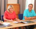 Bild: lst
Zusammenarbeit zwischen Hochschule und Wirtschaft: Claus Krapf (Zweiter von links) und Präsidentin Andrea Klug (Zweite von rechts) unterschreiben im Beisein von Ralf Trescher (rechts) und Sabine Märtin die Kooperationsvereinbarung.