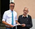 Bild: fdl
Bürgermeister Hermann Falk (links) gratuliert Georg Wisgickl zum 85. Geburtstag.