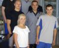 Bild: Wiesauplast/exb
Azubi-Ehrung bei Wiesauplast: Im Bild vorne von links Eva-Maria Hofmann (Personalreferentin) und Robin Wenert, dahinter (von links) Leon Lehner und Jens Borsdorf; in der dritten Reihe Ali Karagaac, Michael Hösl und Dave Lewis. Oben in der Mitte: Wiesauplast-Geschäftsführer Hans Ammer.